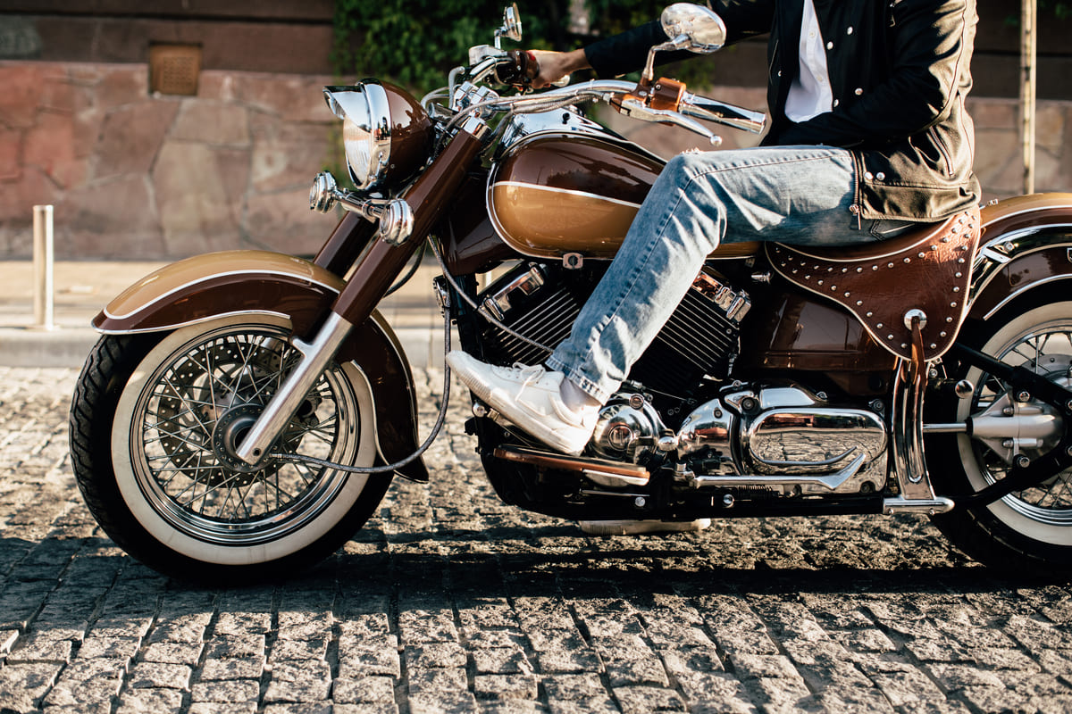 motorista subido a una moto despues de personalizar motos